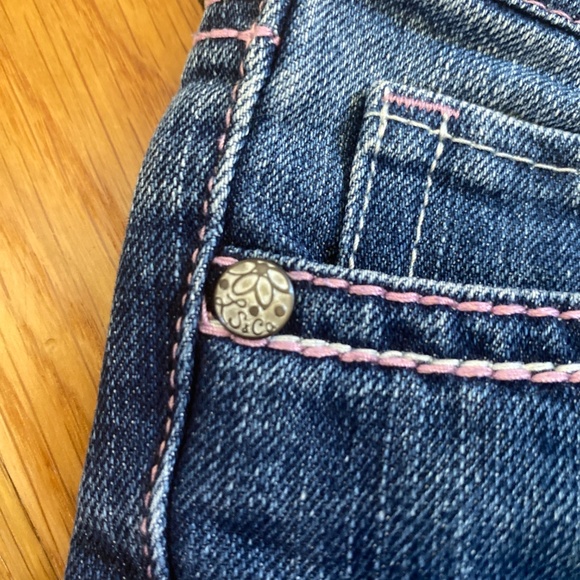 Levi’s girls boot cut jean with pink stitching - Picture 4 of 9